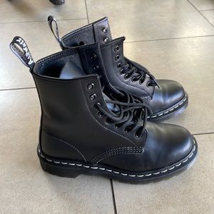 Contrast stitch Dr. Martens
